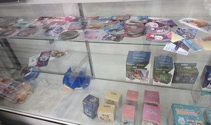 Glass case display...3 level shelves. No lights.