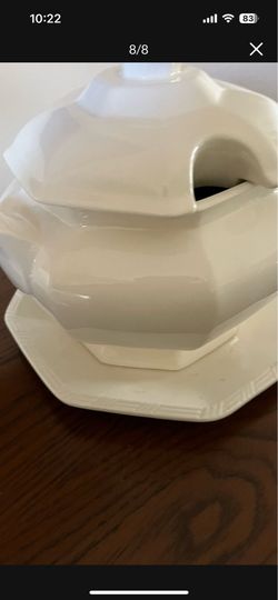 It’s very nice big serving soup dish it’s three pieces the color is white