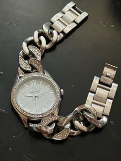 Women watch Cindy puentes