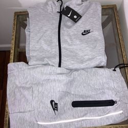 Men’s Nike sweatsuits sizes 2x,3x,4x $70 each hit me✅💯😎