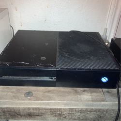 Xbox 1 (2 Years Old Has Sight Damage But Nothing That Would Make The Xbox Not Work Fine)price  180