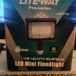 LED FLOOD LIGHT  1593 Lumens 3000k