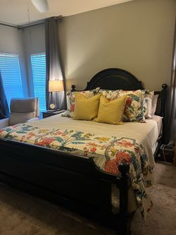 *BLACK DISTRESSED SOLID WOOD KING BED!*