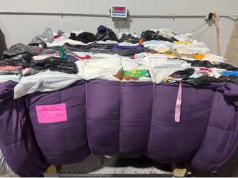 1064 lbs UNSORTED CLOTHING BALE