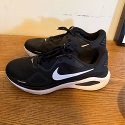 Nike Structure 26 ! Men’s size 10! Like new!