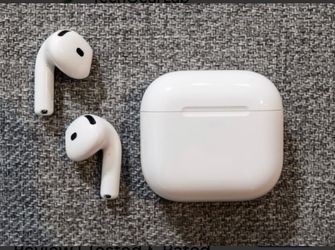 Apple AirPods (4th Generation)