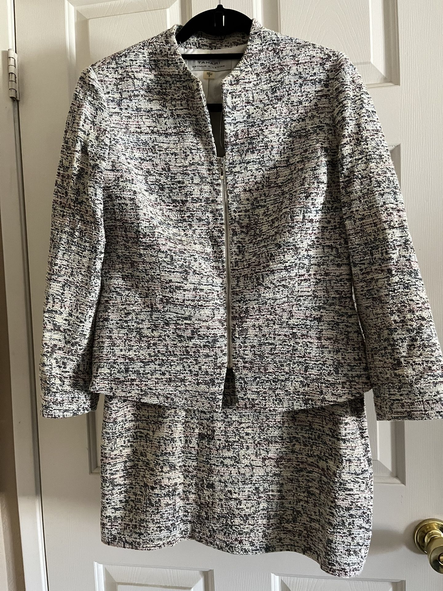 TAHARI Full suit of skirt and jacket Size 6