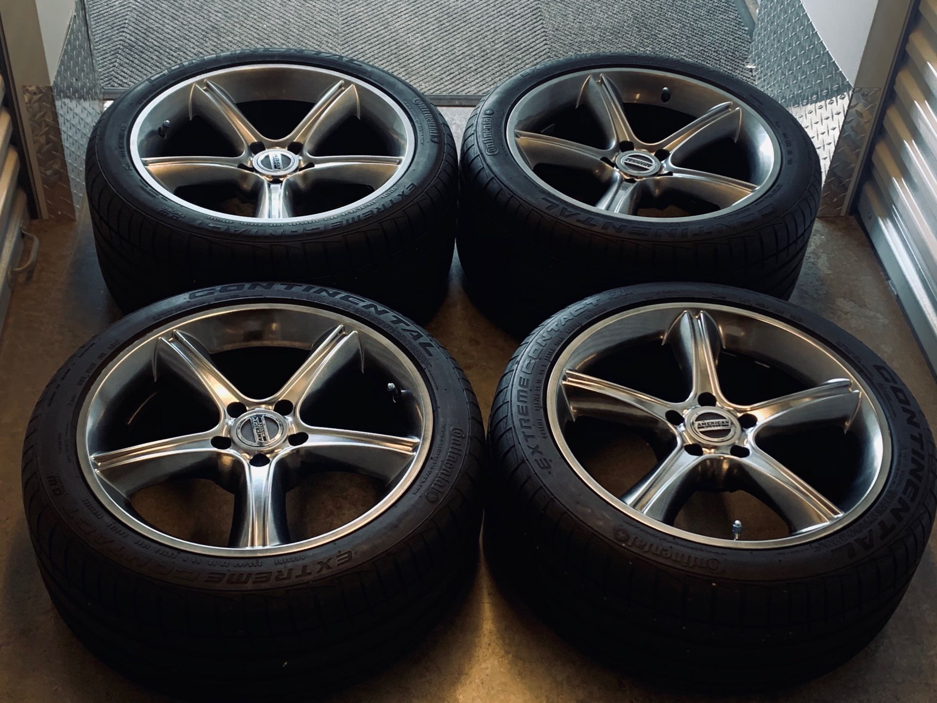 Mustang 5x114.3 Gunmetal Gray Wheels Staggered