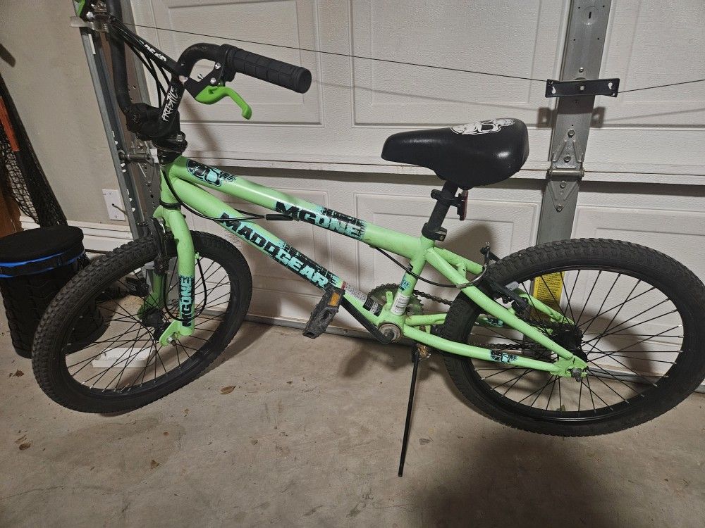Madd Gear 20 inch Boys Freestyle BMXbike Green