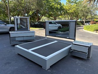 Modern 4-Piece Grey and Mirrored Bedroom Set king Size