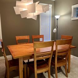 Extendable Dining Table with Chairs – Great Condition