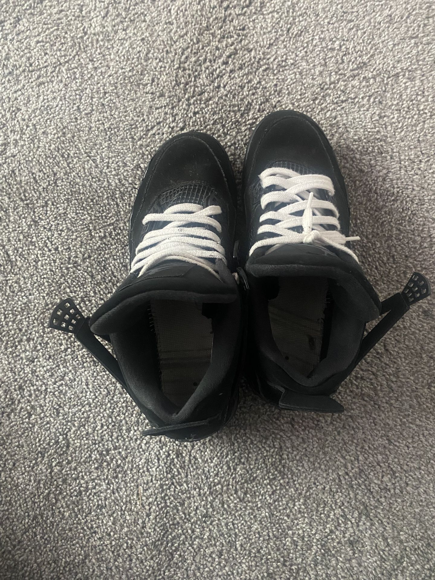 black cat jordan 4