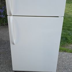 Frigidaire Fridge Size 28w 28d 60h) I Can Help You With Free Delivery Within 10 Miles Distance 