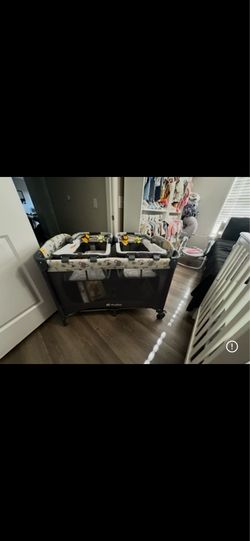 Twin bassinet & travel playpen