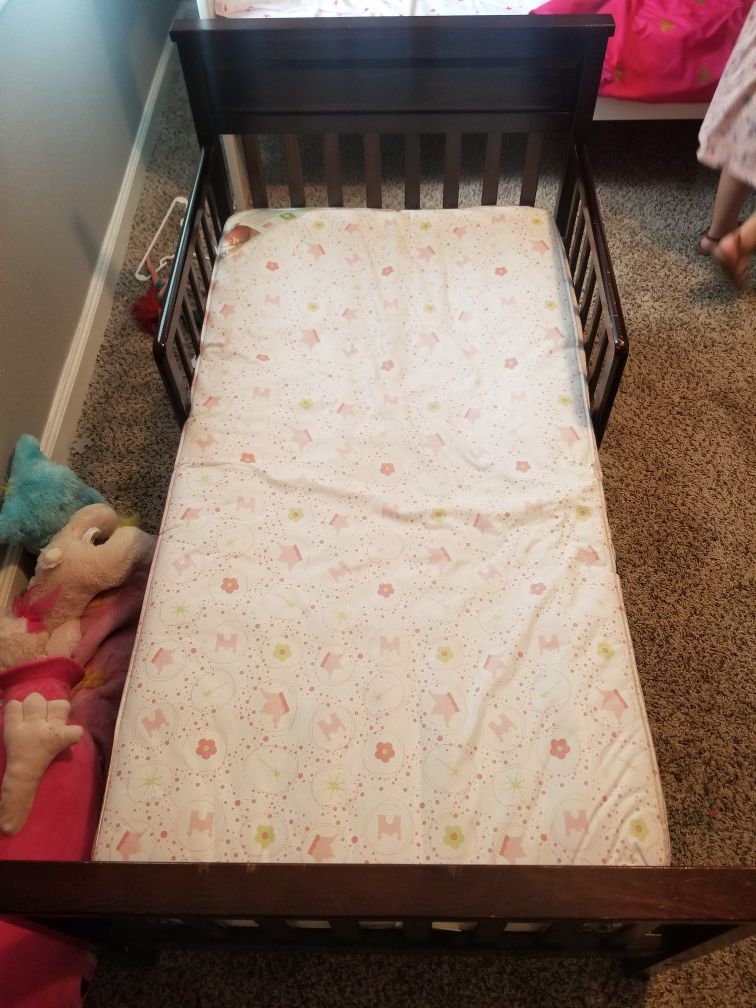 Toddler bed with matress