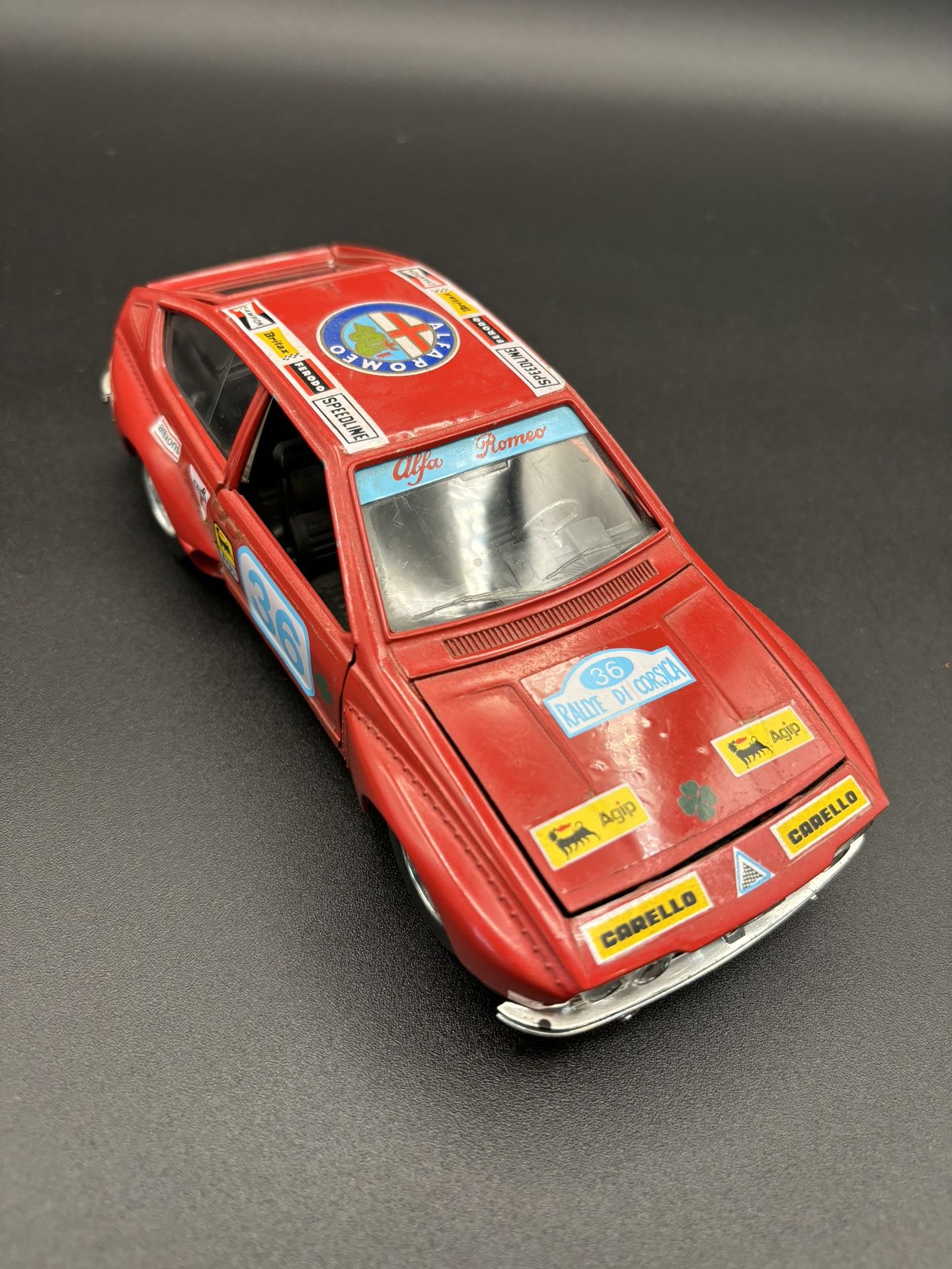 1976 Alfa Romeo Alfetta GT 1:24 diecast model cae by Bburago for