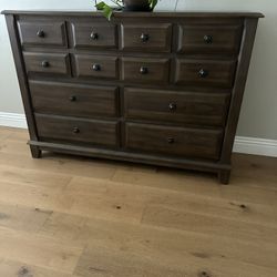 🔥 Like New! Spacious Dark Wood Dresser - Ample Storage! 🔥
