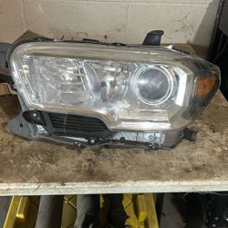 2022 Toyota Tacoma Passenger Side Oem Head Light