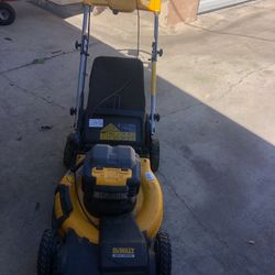 Dewalt 2x20v self-driving Lawnmower