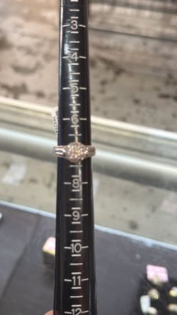 Circle cluster band 10k white gold size 7 4.9 grams