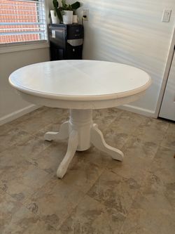 White Round Pedestal Dining Table