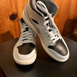 NIKE AIR JORDAN 1 MID PURE PLATINUM-WHITE-MET SILVER-BLACK SZ 9.5