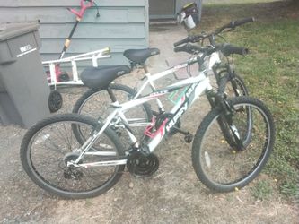 Pair of 26 huffy incline mountain bikes