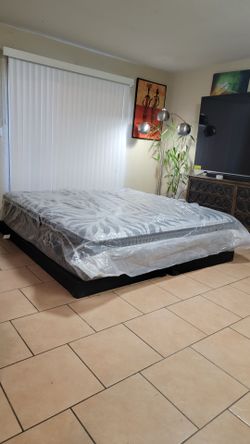 VERY NICE KING SIZE SEALY POSTUREPEDIC MATTRESS AND BOXSPRINGS FOR SALE! IN EXCELLENT CONDITION, FREE DELIVERY