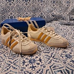 NIB Adidas Off White All  Leather With Sued Yellow Stripes.  Womens Size 6.5