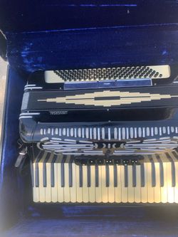 Vintage Beautiful Universal accordion made in Italy MOD.4583