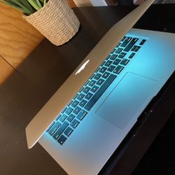 Apple MacBook Air 13” I5/8GB/256GB SSD $180