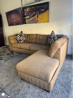 * Like New * Ashley Furniture 2pc Modular sectional sofa ( Free Delivery )