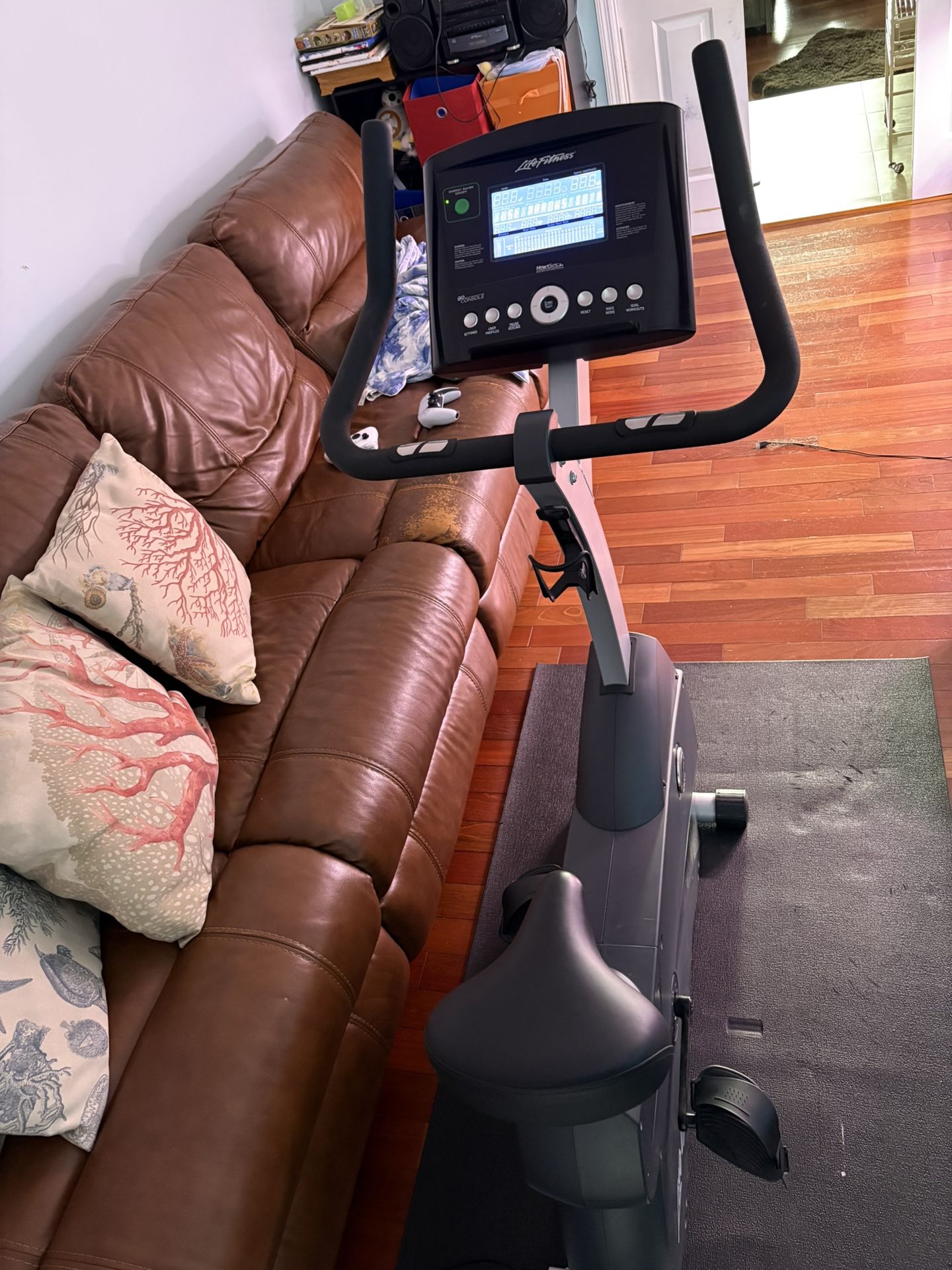 Life Cycle Life Fitness C1 Upright Exercise Bike