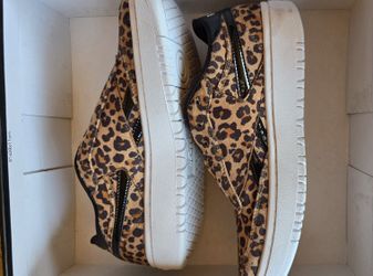 Reebok Womans Size 6
