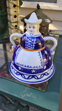 Blue White Cheese Butter Dome Farmhouse Milkmaid Figurine, Delft, Vintage Bell Shape Decor