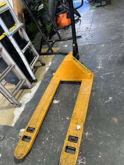 Barloworld Yellow Pallet Jack Truck