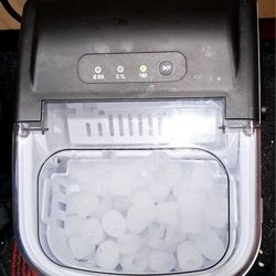 Counter top ice maker makes round ice cubes in minutes