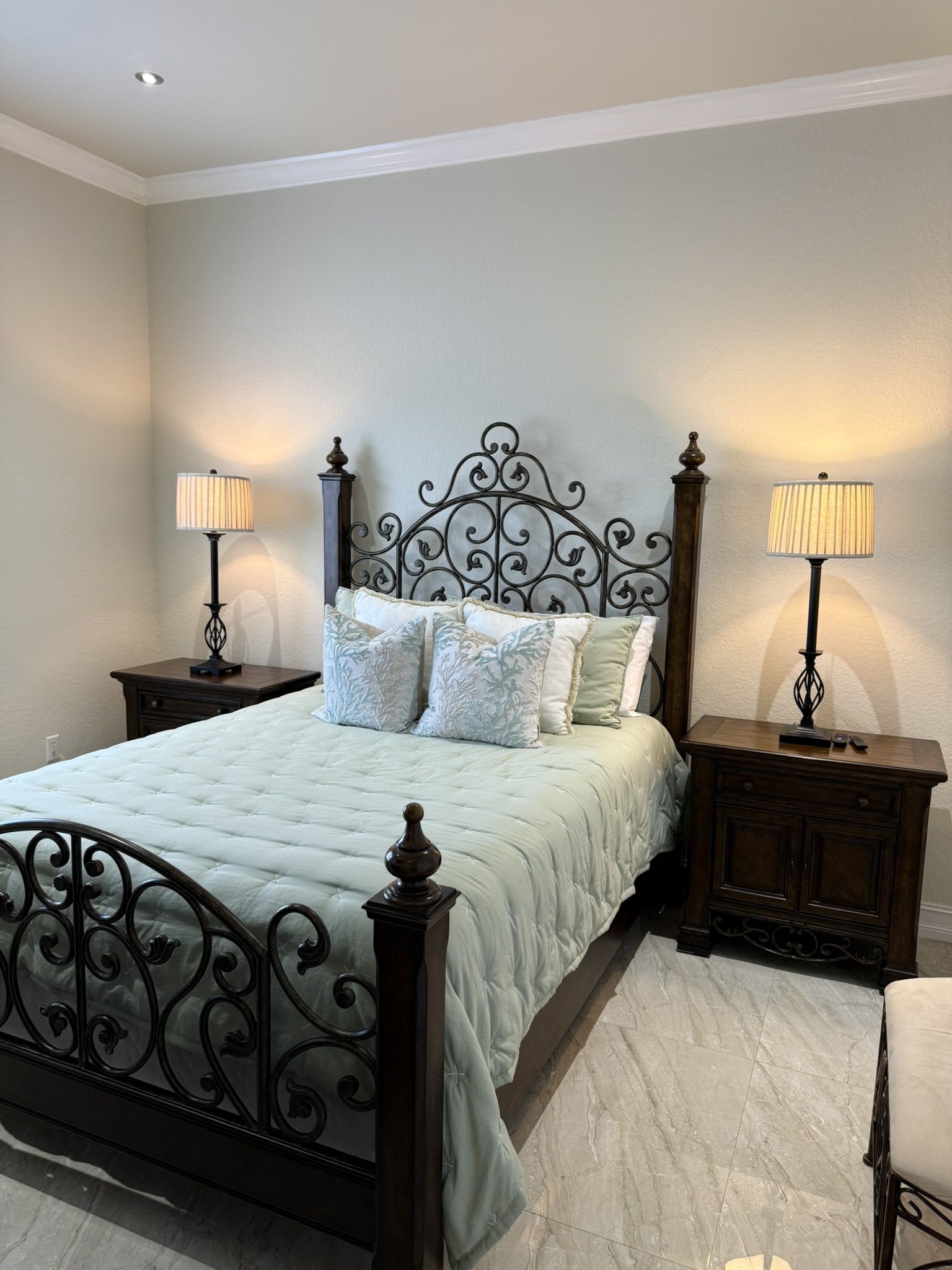 QUEEN BEDROOM SET