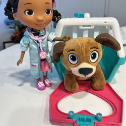 Disney Jr Doc McStuffins Just Play on the Go Pet Carrier, Findo Plush, & Doc McStuffins Doc Doll**READ**