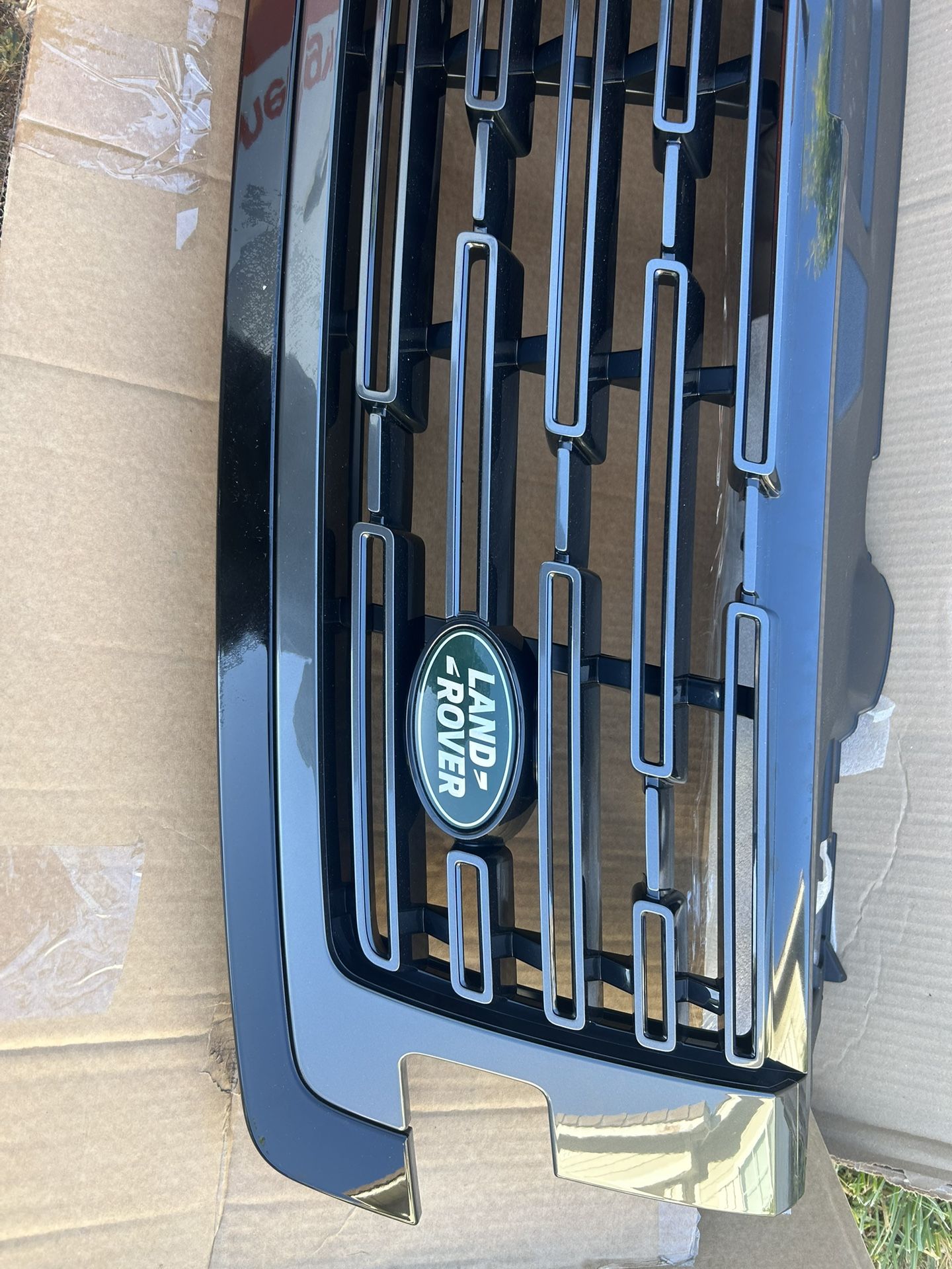 2022 Land Rover Grille
