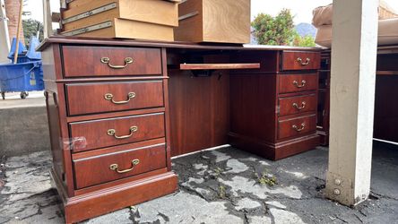 Curb alert: free desk