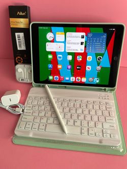 Apple IPad 8th Generation (10.2” Retina /Latest iOS 26/ 2020 model) 32GB with stylus pen, keyboard & Accessories