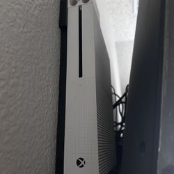 Xbox One With 2 Controllers And Games 