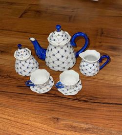 A modern Monticello themed porcelain children's tea set.