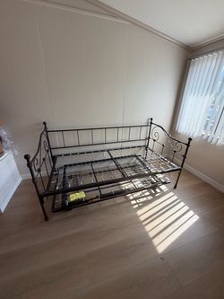 Day bed with trundle