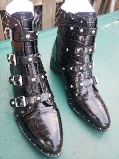 FERGALICIOUS BY FERGIE BLACK STUDDED GATOR PRINT ANKLE BOOTS SIZE 10