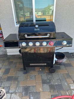 Dyna-Glo 5-Burner Propane Gas Grill.