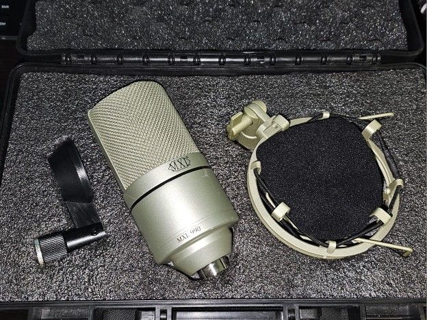 Large-Diaphragm Condenser Microphone MXL 990