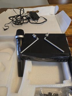 AKG Wireless Microphone System with Receiver