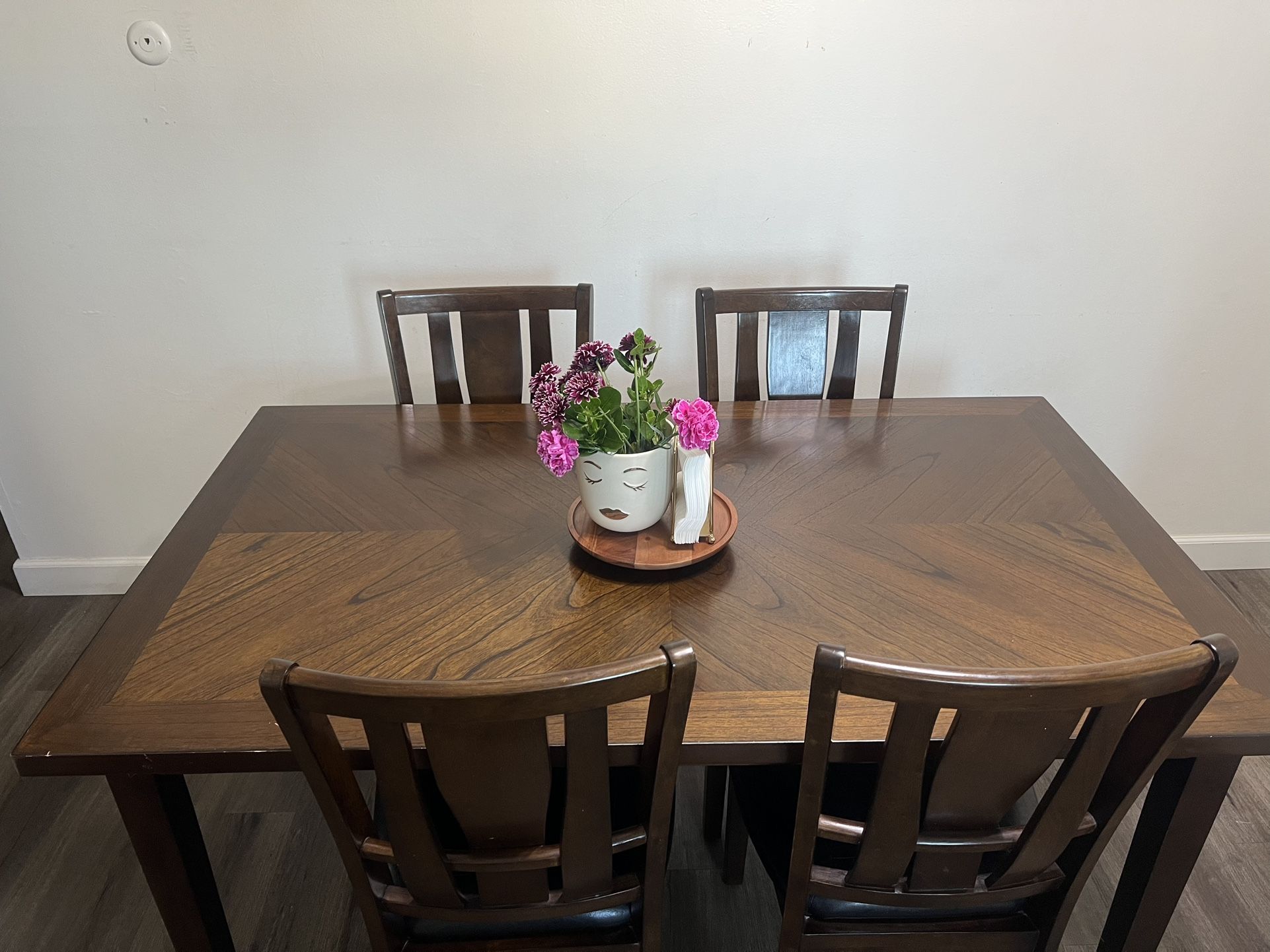 table with 4 chairs